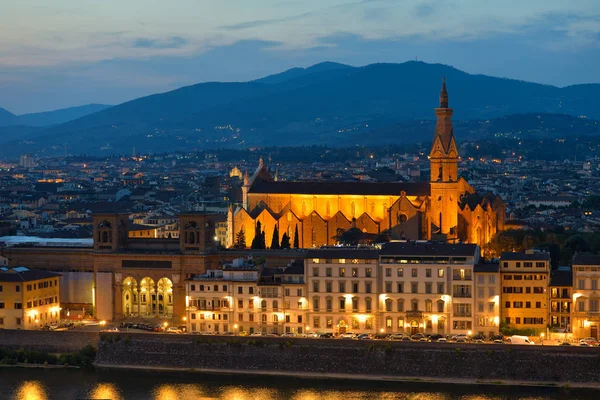 Basilica di Santa Croce Heilig Kruis is de belangrijkste Franciscaanse Kerk in Florence, Italië met nacht verlichting — Stockfoto