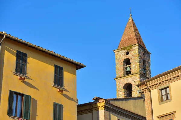 Nahaufnahme von farbenfrohen Gebäuden, Glockenturm und Dächern an einem blauen, sonnigen Tag bei Umbertide, einer liebenswerten Kleinstadt in der Nähe von Perugia, Italien — Stockfoto