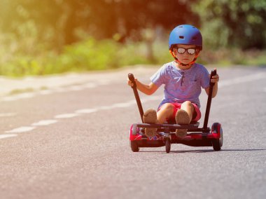 Mutlu çocuk hoverboard veya gyroscooter ile kart aksesuar seti açık tutuyoruz. Yeni modern teknolojiler