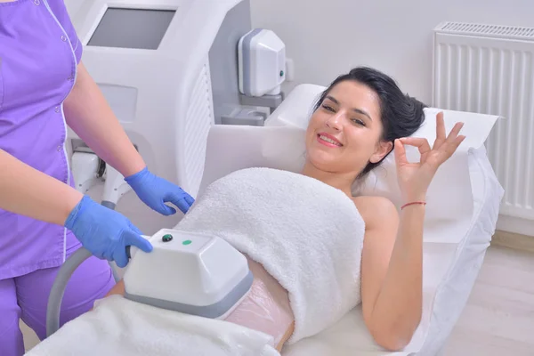 Hermosa mujer joven recibiendo criolipolise tratamiento de grasa en prof — Foto de Stock