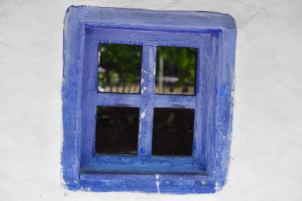 Geschlossenes blaues Vintage-Fenster an weißer Hauswand in Rumänien — Stockfoto