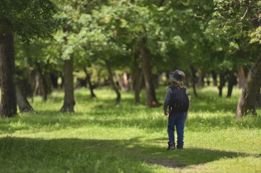 Şirin çocuk çocuk Dağları'nda küçük bir yolda yürüyen sırt çantası. Yürüyüş çocuk