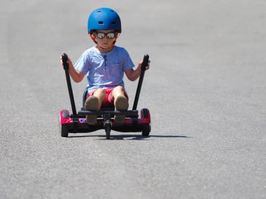 Mutlu çocuk hoverboard veya gyroscooter ile kart aksesuar seti açık tutuyoruz. Yeni modern teknolojiler