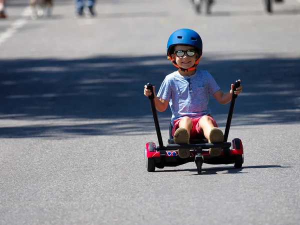 Mutlu çocuk hoverboard veya gyroscooter ile kart aksesuar seti açık tutuyoruz. Yeni modern teknolojiler