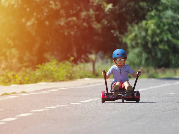 Mutlu çocuk hoverboard veya gyroscooter ile kart aksesuar seti açık tutuyoruz. Yeni modern teknolojiler