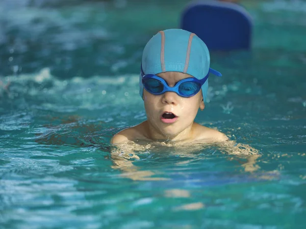 屋内プールで泳いで幸せの小さな男の子 — ストック写真