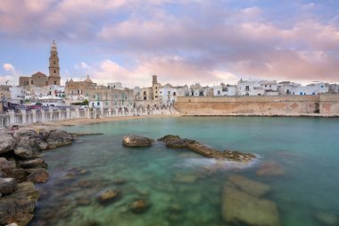 Monopoli 'nin panoramik manzarası. Puglia, Güney İtalya. Yazın deniz. İtalyan tatil köyü.