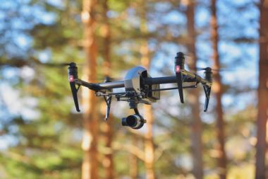 Doğal zemin üzerinde uçan uçak