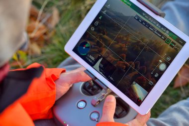 Fotoğraf ve video çekimi sırasında dronun adam kolu uzaktan kumanda