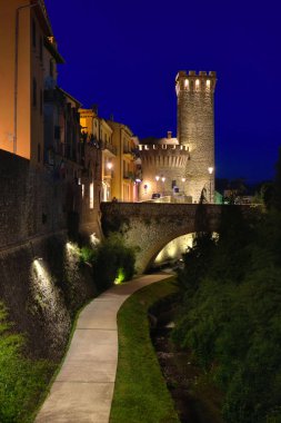 Umbertide, tarihi bir İtalyan şehir tarihi merkezi görünümü. Eski şehrin gece manzarası ile yapay aydınlatma yaktı.