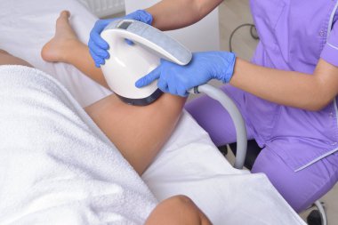 Güzellik bakımı özel klinikte genç bir kadın. Vücut şekillendirici