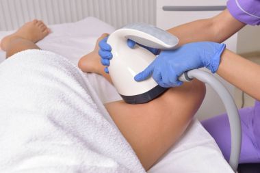 Güzellik bakımı özel klinikte genç bir kadın. Vücut şekillendirici