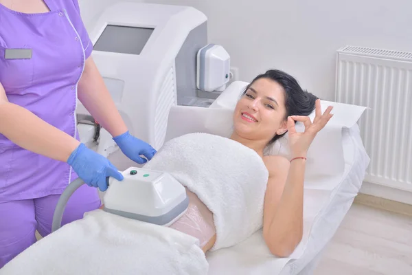 Mujer bastante joven recibiendo tratamiento de grasa criolipolise en el gabinete cosmético profesional — Foto de Stock