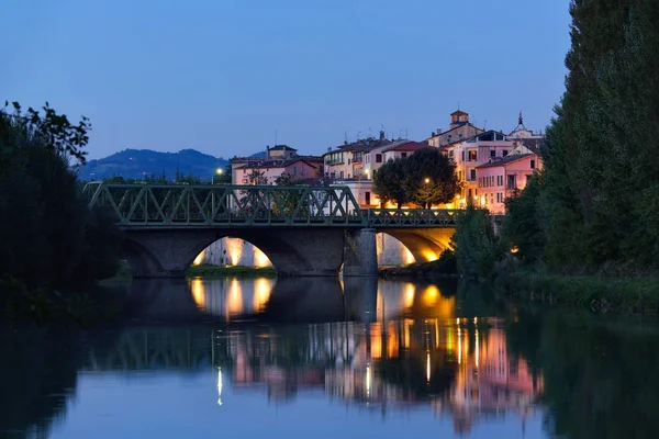Gamla staden speglar i Tevere river, Umbertide, Italien — Stockfoto