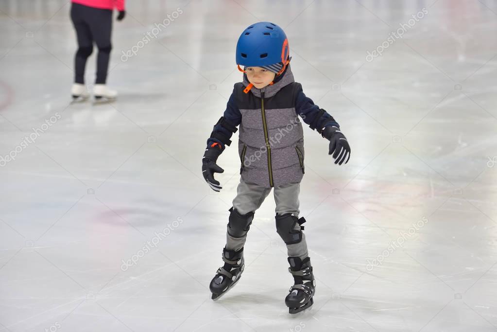 яндекс до встречи на ит каток. каток парк горького детский каток. на каких коньках лучше учиться кататься ребенку. дети на коньках. держатель для катания на коньках.