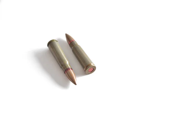 Deux balles isolées sur fond blanc. Munitions militaires — Photo