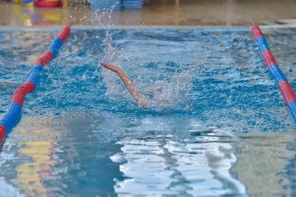 Κολύμβησης freestyle παιδιά αγωνιστικά σε τυρκουάζ σαφής εσωτερική πισίνα — Φωτογραφία Αρχείου