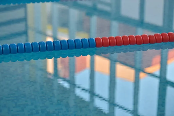 Piscina com água limpa e pistas de natação — Fotografia de Stock