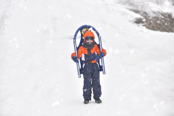 Маленький мальчик катается на снегоходах в зимнее время — стоковое фото