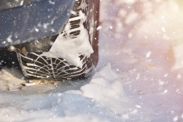 Зимняя трасса шин на снегу, зимняя концепция шин, снежный день — стоковое фото