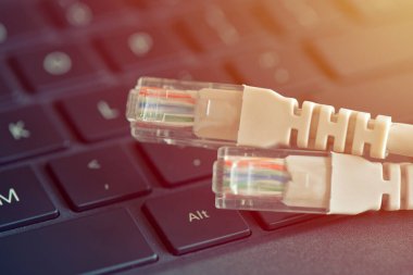 Enterne tel kablo klavye üzerinde yatıyor. Kavram teknolojileri ve Internet bağlantısı