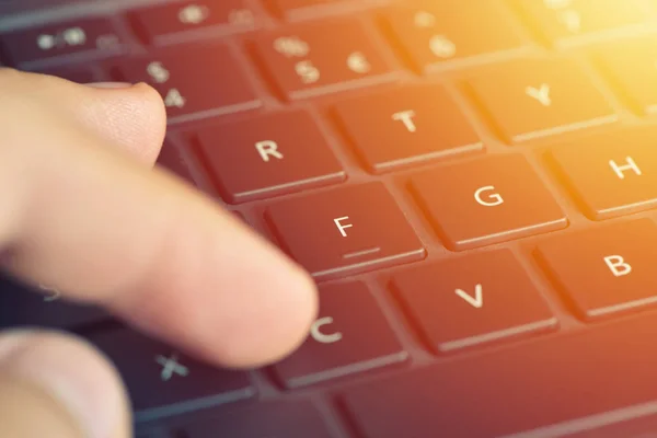 Arbeit im Büro mit der Hand auf der Tastatur — Stockfoto