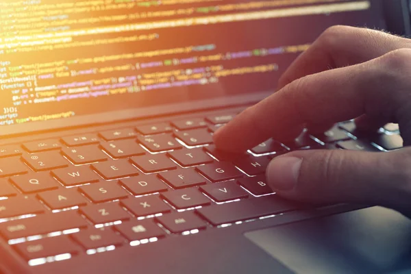 Ekranda, closeup kodlama eller html kodlama ve programlama ekran laptop, web geliştirme, geliştirici