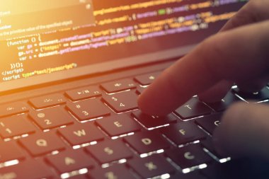 Closeup programcı ekranda kodlama. HTML kodlama ve programlama laptop perde, web geliştirme, geliştirici eller