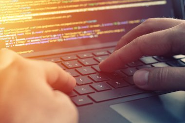 Closeup programcı ekranda kodlama. HTML kodlama ve programlama laptop perde, web geliştirme, geliştirici eller
