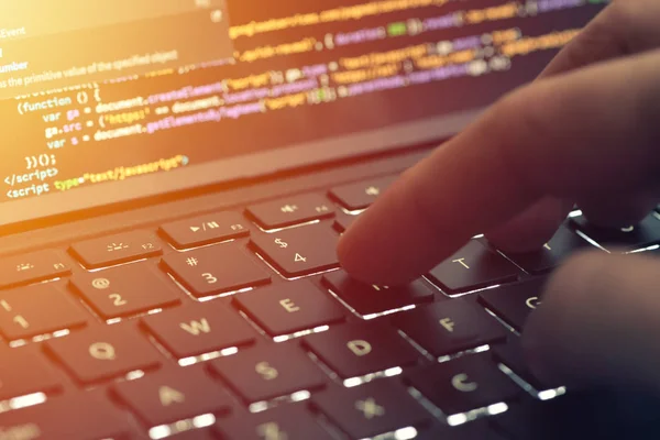 Closeup programcı ekranda kodlama. HTML kodlama ve programlama laptop perde, web geliştirme, geliştirici eller