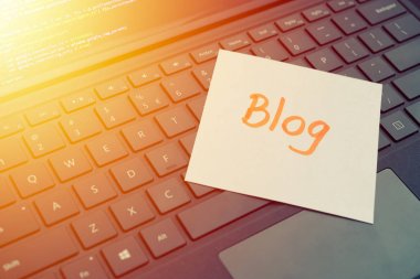 Blog mesaj kavramı sonrası laptop klavye üzerinde yazılı