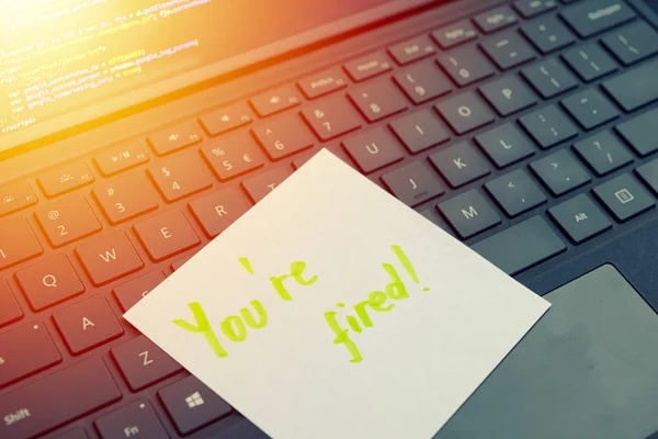 Du bist gefeuert Nachrichtenkonzept geschrieben post it on laptop keyboard — Stockfoto