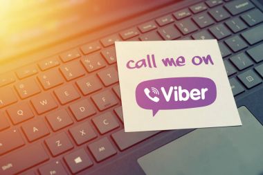 Beni sonrası laptop klavye üzerinde yazılı Viber mesaj kavramı üzerinde ara