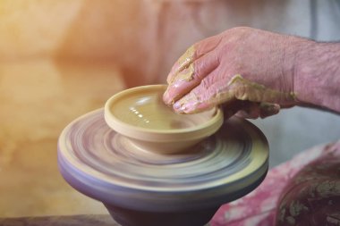 Bir kavanoz ya da Beyaz kil yakın çekim vazo oluşturma. Adam ellerini, seramik, atölye, Seramik Sanat kavramı. Bükülmüş potter's tekerlek