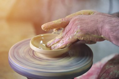 Bir kavanoz ya da Beyaz kil yakın çekim vazo oluşturma. Adam ellerini, seramik, atölye, Seramik Sanat kavramı. Bükülmüş potter's tekerlek