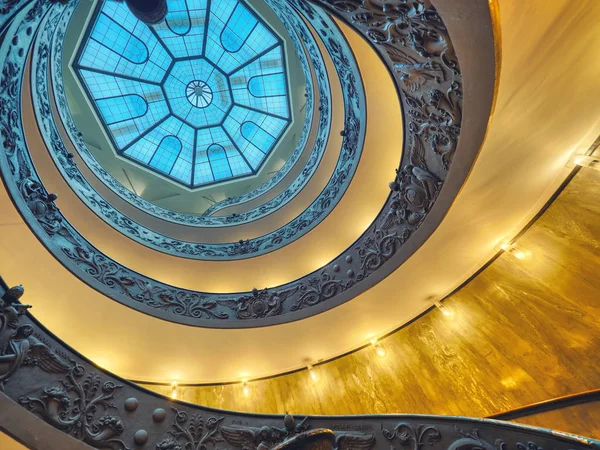 De trap van Bramante is een dubbele helix, hebben twee trappen waardoor mensen opstijgen zonder vergadering personen aflopend — Stockfoto