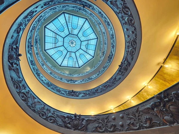 De trap van Bramante is een dubbele helix, hebben twee trappen waardoor mensen opstijgen zonder vergadering personen aflopend — Stockfoto