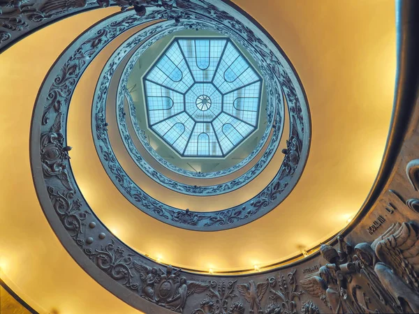 De trap van Bramante is een dubbele helix, hebben twee trappen waardoor mensen opstijgen zonder vergadering personen aflopend — Stockfoto