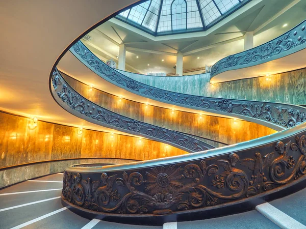 Schody Bramantego jest podwójnej helisy, posiadające dwie klatki schodowe, pozwalając na wzniesienia bez spotkania ludzi malejąco — Zdjęcie stockowe