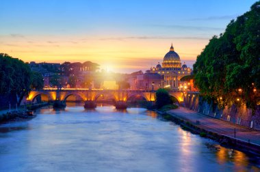 St. Peter Katedrali 'nin muhteşem manzarası, Roma, İtalya. Gün batımı ışığı.