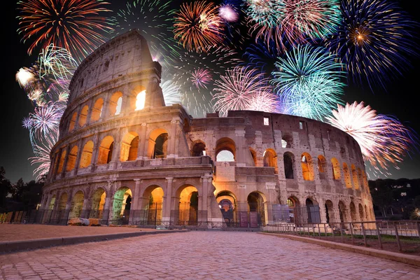 Roma, İtalya 'daki Colosseum' un üzerinde renkli havai fişekler. Yeni Yıl Arifesi Kutlaması