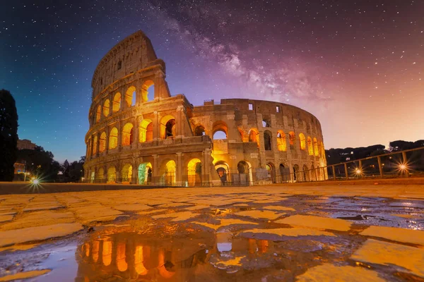 Vista nocturna del Coliseo en Roma, Italia. Arquitectura y punto de referencia de Roma. Roma Coliseo es uno de los principales atractivos de Roma e Italia —  Fotos de Stock