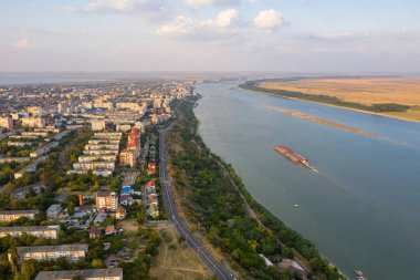 Romanya 'nın Galati şehrinin hava manzarası. Şehrin yakınındaki Tuna Nehri 'nde gün batımı ılık.