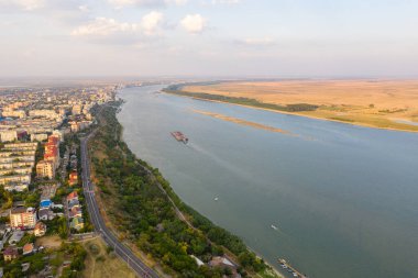 Romanya 'nın Galati şehrinin hava manzarası. Şehrin yakınındaki Tuna Nehri 'nde gün batımı ılık.