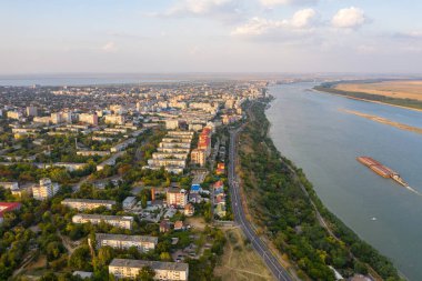 Romanya 'nın Galati şehrinin hava manzarası. Şehrin yakınındaki Tuna Nehri 'nde gün batımı ılık.