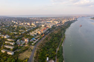 Romanya 'nın Galati şehrinin hava manzarası. Şehrin yakınındaki Tuna Nehri 'nde gün batımı ılık.