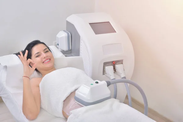 Mujer Bastante Joven Recibiendo Tratamiento Criolipolise Gabinete Cosmético Profesional — Foto de Stock