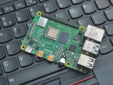 Galati, ROMANIA - 20 Mart 2020: Bir Raspberry Pi 4 Model-B 'nin dizüstü bilgisayarda yakın çekimi. Ahududu Pi, İngiltere 'de geliştirilmiş kredi kartı büyüklüğünde tek kartlı bir bilgisayardır.