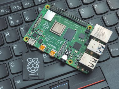Galati, ROMANIA - 20 Mart 2020: Bir Raspberry Pi 4 Model-B 'nin dizüstü bilgisayarda yakın çekimi. Ahududu Pi, İngiltere 'de geliştirilmiş kredi kartı büyüklüğünde tek kartlı bir bilgisayardır.