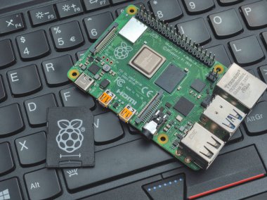 Galati, ROMANIA - 20 Mart 2020: Bir Raspberry Pi 4 Model-B 'nin dizüstü bilgisayarda yakın çekimi. Ahududu Pi, İngiltere 'de geliştirilmiş kredi kartı büyüklüğünde tek kartlı bir bilgisayardır.